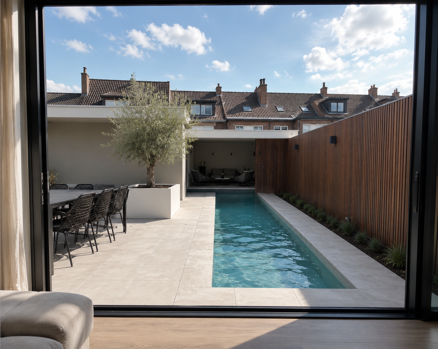 Plunge pool in kleine tuin met poolhouse, gezien vanuit woonkamer